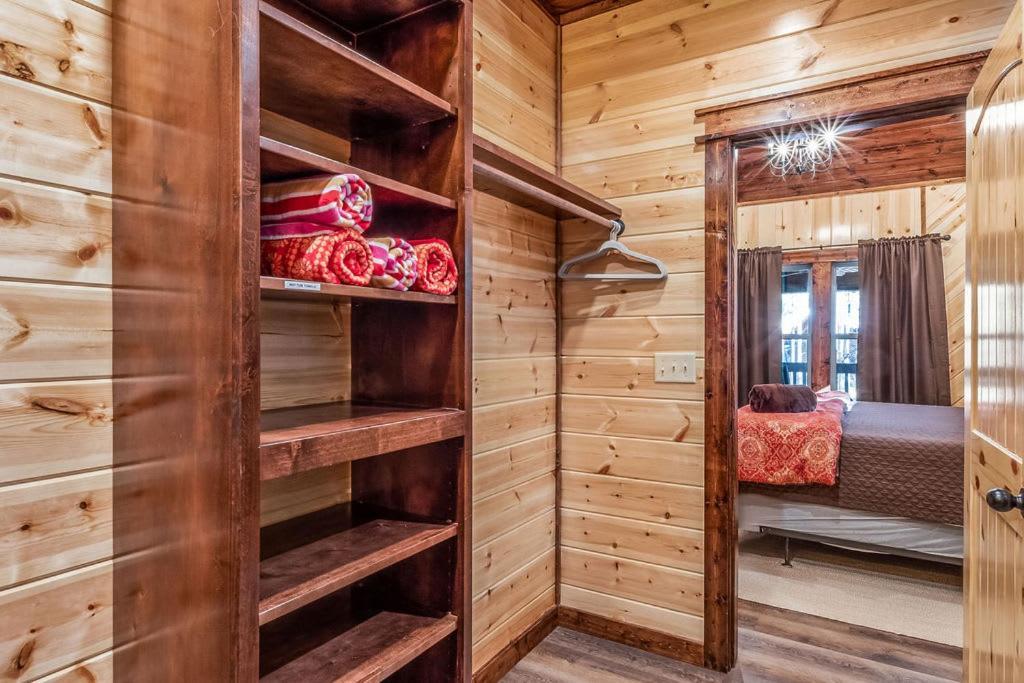 Double Trouble Cabin: Luxury Retreat Near Hochatown & Beavers Bend Holiday home